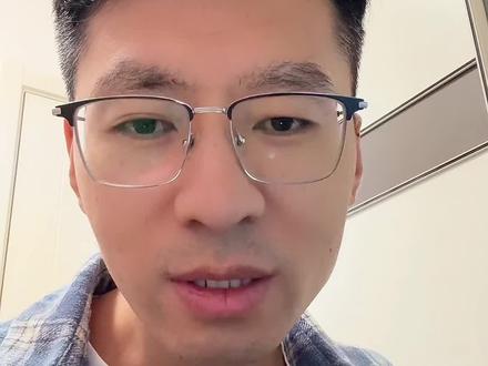 郑丽文就是“暗独”,大家不要对台湾这些台上的人,抱有任何幻想,别听她怎么说,而是要看她怎么做!统一谁不想,但你别指望这些人!张亚中在竞选时,直接对她的人品提出了质疑!郑丽文早期是先加入民进党的,你看看她之前做的那些事!赤裸裸的台独分子呀!02年因为出卖党内同事,被迫离开了民进党!离开的真正理由,是因为在民进党没有未来!而不是她口中所谓的“反台独”!不到2年就转到国民党的怀抱,寻求发展。直到这次选举到了,匆忙上阵,也赶紧说自己是个中国人了!一个人可以脸不红,心不跳的公开说谎的人,那还有什么不能骗么?她就是个进退自保,谋求个人利益的投机分子而已!在馆长节目中,她说她的目标,既不是要统一,也不是要独立,而是要保持现状!我问你现状是什么?那这意思就是要赚大陆的钱呗,其他一概不提!所以馆长骂她白嫖!这些人都只看到了利益!历史的车轮早已转动,你可以为了理想信念,也可以为了利益,推动这辆统一的列车!但如果你想螳臂当车,逆势而为!最终只会被历史碾压的粉碎。所以我谁也不支持,就支持东部战区!#台湾 #郑丽文 #独立思考 #实话 #政客