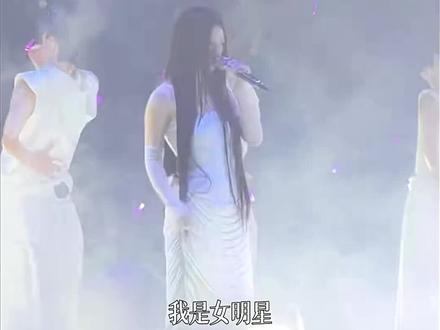 这就是艺术,单依纯演唱会《念白》好听,这就是大明星#单依纯 #单依纯演唱会 #单依纯演唱会哭了