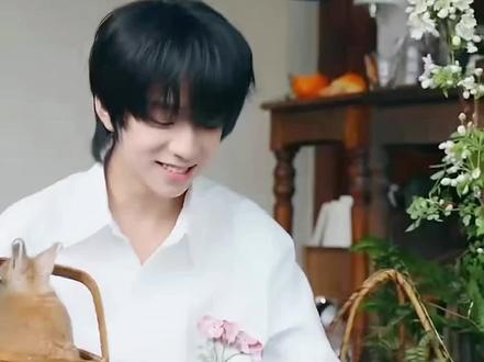 要被萌晕了 小杰抓兔子咋这么萌 说话也好萌 急的方言都出来了 哈哈哈哈哈四川话加倒装句~#热爱加1计划 #王橹杰 #萌