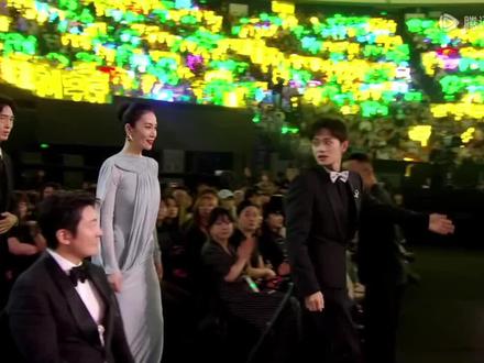 蹲到骏哥啦@曹骏 @曹骏工作室 #2025星光大赏 #红毯 #星光大赏阵容 #看过来 #粉丝见面会