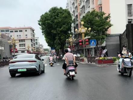 这是一家开了40多年的老店 老式面包 #真实生活分享计划 #正宗老式面包 #vlog日常 #原创视频 #抖音二创激励计划
老式面包的口感吃起来就是沙沙的 😜各位口味哦 这是小时候的味道