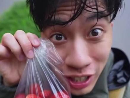 千万不要心软给他们投喂草莓🍓
投喂蘑菇可以但是不要投喂草莓🍓
不然几百只小刀盾涌到家里面就完啦!!!
#我的刀盾 #柴犬宝宝 #比比拉布 #猫meme日常 #萌宠出道计划