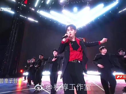 #柯淳#跨年晚会出圈名场面 #帅炸了 #气场全开 《午夜恰恰》松弛感带着霸气的帅气,气场全开,台风超稳,光芒四射,天选舞台人