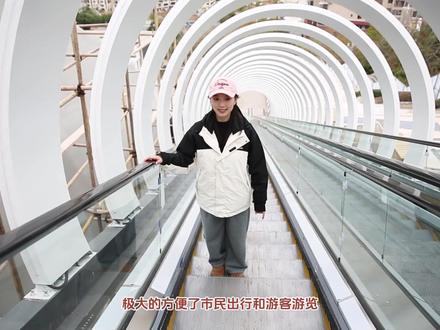 体育公园30号开园,心怡先带你体验一盘乘扶梯,坐滑滑梯。