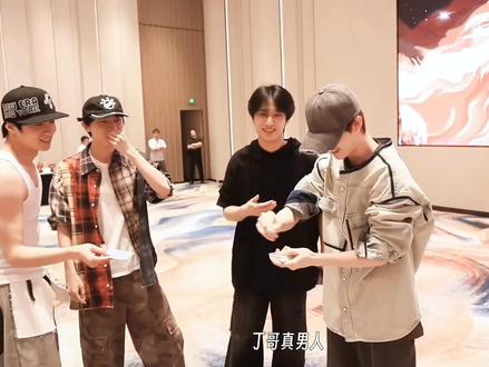 丁哥真男人!!!#丁程鑫 #时代峰峻 #年会 #TF家族新年音乐会 #纪录片