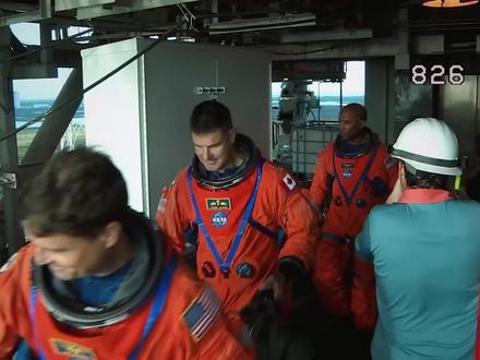 Space Zone的这个视频解释了阿耳忒弥斯2号任务,这是NASA 50多年来首次载人登月任务。 它明确指出阿耳忒弥斯2号不是登月,而是一次重要的测试飞行, 搭载四名宇航员,以确保猎户座飞船按预期运行。 在无人阿耳忒弥斯1号任务成功的基础上,阿耳忒弥斯2号旨在验证该飞船执行未来登月任务的能力,并以火星为长期目标。 该视频对比了传统太空任务的质量最小化方法,突出了SpaceX的星舰,该星舰优先考