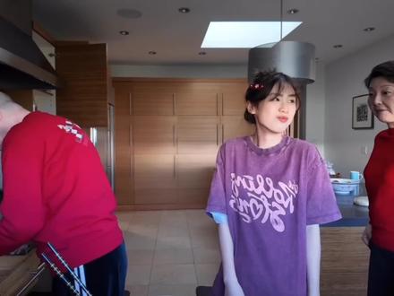 冯小刚教女儿徐朵调饺子馅,徐帆对包饺子一窍不通,看样子也是被老公宠的