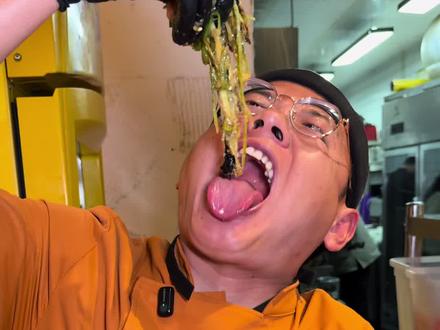 云南人懂这道下饭菜呢含金量 #烧椒茄子皮蛋 #下饭菜 #云南菜 #旮旯食堂 #云南菜真的被低估了