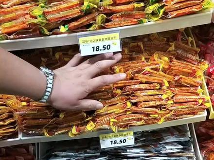 零食很忙
散货陈列方法一铺二插三整理
碰到没货的情况下需要打垫板才能保持货的饱满度🌹🌹🌹