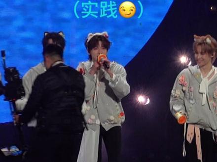 《演唱会上,轩在干什么》#时代少年团 #宋亚轩 #马嘉祺 #丁程鑫 #张真源