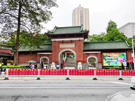 #高考
广东高考场外很少家长陪同