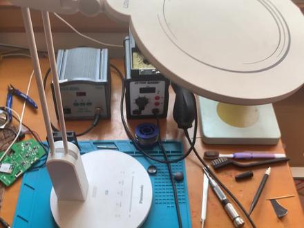 再来修一个不亮的松下护眼台灯 拆开盖子就一股浓浓的焦糊味 故障一眼确定!