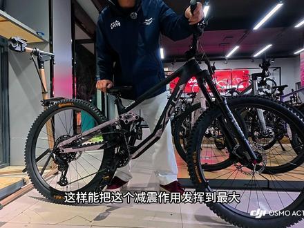 不是公路不选,是悍马更懂越野。硬核配置拉满,征服所有不服,把林道、速降、全地形统统拿下。这台专业战车,带你放肆野、尽情冲。#软尾山地车
