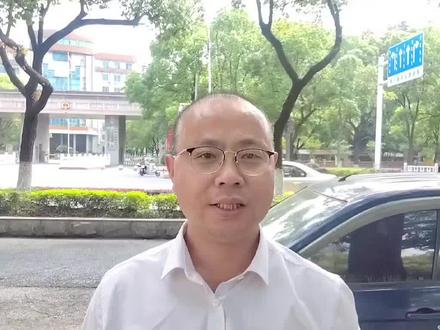樟树市位于江西省的中部,由宜春市代管,下辖10个镇、4个乡、5个街道、1个园艺场。公元前221年建县,时名新淦县。公元938年改建清江县,1988年改清江县为樟树市,至今。
樟树市自古就有“八省通衢之要冲,赣中工商之闹市”之称,铁路、高速交织成网,水路也很发达,其中樟树港是赣江三大港口之一。
樟树市有48万人口,全市GDP已达到了500多亿元,目前已形成了四大支柱产业:一是药业产值已达到了65亿元,有“药不到樟树不齐,药不过樟树不灵”之说。二是酒业产值已达到了11亿元,樟树的四特酒最早始于新石器时期,曾以四个“特”字相标,而久负盛名。三是盐业产值已达到了80亿元,盐储量达到了103亿吨,居全国第四。四是金属家具产值已达到了53亿元,远销国内外。
樟树市是长江文明的发源地之一,旅游资源丰富。古文化遗址众多,有墓葬、古建筑、石雕、碑刻等文物保护点1000多处。其中,筑卫城遗址有着4500多年的历史,吴城商代遗址打破了“商文化不过长江”的定论,阁皂山是中国道教三大名山之一,是排名第33位的福地,临江古府曾为军、路、府所在地,三皇宫里面主要供奉着伏羲、神农、皇帝,是樟树最大、最完整的药业胜迹。
樟树市文风鼎盛,书院林立,著名人物有葛玄、聂耳、徐梦莘等。
樟树不仅是“中国药都”,还是江西省四大名镇之一,有剪纸、版画两大文化特色。
朋友,欢迎你,有空的时候常来樟树旅游,让我们一起来感受它的酒香和药味吧!#樟树市 #传扬中华文化 #樟树文旅 #中国药都 #樟树文旅