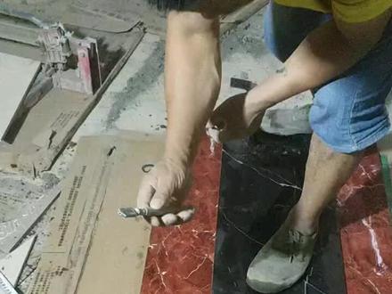 玻璃刀的正确使用方法,用大拇指用手压住刀头,中间不能停顿,一气呵成