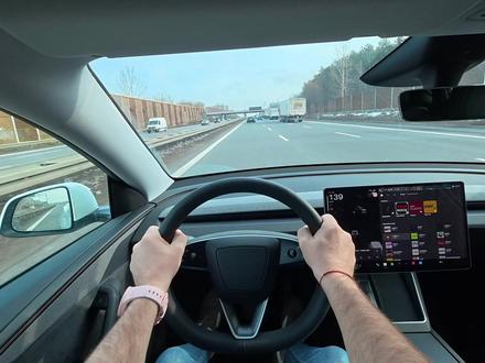 全新特斯拉 Model Y 2026 款 电动 SUV 之王来了!⚡️🚀零百测试请移步第十二分钟
今天我们正在测试全新*2026 款特斯拉 Model Y*,采用备受欢迎的*长续航双电机全驱*配置。
特斯拉不断完善其全球畅销产品。这款升级版拥有令人印象深刻的*600 公里(WLTP)*续航里程,巨大的 16 英寸中央屏幕,新的 8 英寸乘客后屏,并可选容纳最多 7 名成人!
底盘下,双电动机总输出约为**514马力(378千瓦)**。整备质量接近2吨(1997公斤),总载货量达2138升,极具实用性。但当你在这辆514马力的家庭拖车上踩到底油门时会发生什么?#开车第一视角 #tesla特斯拉 #modely