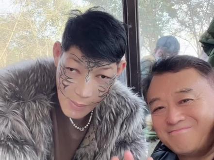 巨人在万岁山(10) 和巨人阿卜杜一起祝朋友们情人节快乐…#阳光男孩 #拍摄现场 #巨人