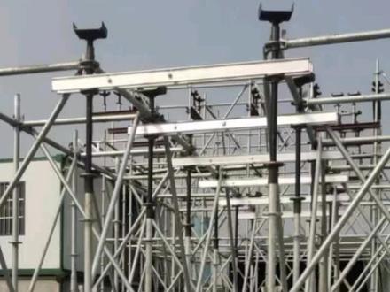 高强双托梁搭建盘扣轮扣过梁顶托之上,操作流程简单,施工省时省力,