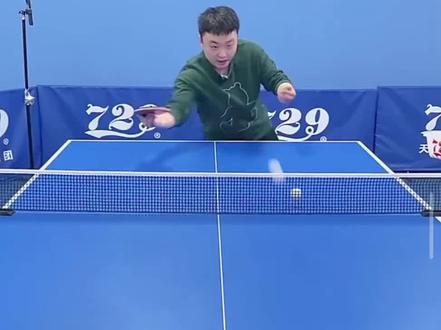 视频笔记:台内反手拧拉,上旋略高于来球,上升期借力打力压弧线。下旋球略低于来球下降期主动发力造弧线。侧旋球提前预判侧拐“预瞄点”找触球的正确位置。#乒乓球基础教学 #乒乓球