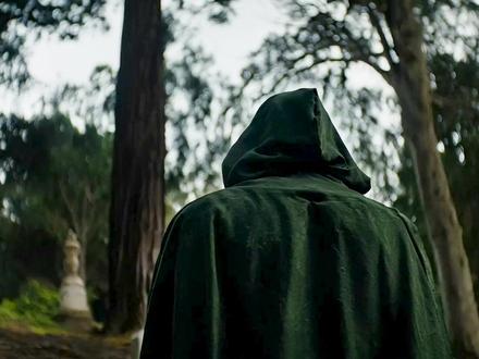 《复联5》毁灭博士造型首曝,奇异博士竟当众下跪宣誓效忠? 漫威这步棋,走得所有人都猝不及防。
没人能想到,小罗伯特·唐尼饰演的“毁灭博士”,竟会以这样一种方式率先曝光——不是在万众期待的预告片里,而是在实体店的货架上。一套联名周边的意外泄露,直接官宣了《复仇者联盟5:毁灭之日》的核心悬念:这位反派将全程佩戴面具,不与真容示人。
这意味着什么?意味着电影中的角色们被蒙在鼓里,而台下的我们却一眼看穿一切。整部影片,将围绕这种极致的信息差,展开一场别开生面的心理博弈。
但更大的惊喜,藏在奇异博士的命运里。
据传,这位至尊法师将在《复联5》中完成一次令人心碎的转身——戴上面具,加入毁灭博士的阵营。这不是简单的背叛,而是源于他在《奇异博士2》彩蛋中窥见的真相:多元宇宙正在崩塌,而拯救它的唯一方法,或许就站在复联的对立面。
罗素兄弟透露,本片的剧情紧接《终局之战》的时间穿越展开。那句“你扰乱时间,时间必会回敬你”,终于要兑现了。而一切的源头,竟指向美国队长那个充满温情的选择——回到过去,与佩吉·卡特共度余生。
正是这个选择,在一个平行宇宙中,夺走了毁灭博士的妻儿。
于是,一场“内战2.0”即将上演。这一次,钢铁侠的面孔下,是对美国队长的宿命复仇;而美队肩上的,是整个多元宇宙的因果报应。
问题是,当双方都背负着各自的正义,你,会站在哪一边?#毁灭博士 #小罗伯特唐尼 #复仇者联盟5 #奇异博士 #美国队长