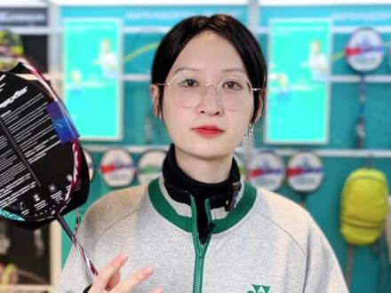 你用的球拍是几U的呢?#一起打羽毛球 #享受羽毛球的快乐 #打羽毛球后才知道的 #100ZZ #尤尼克斯羽毛球服 @DOU+小助手