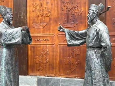 #唐氏家族 #唐氏名人唐介,宋神宗宰相,字子方,江陵(今属湖北)人。唐介从小时就深明大义,德行高尚,幼时父亲唐拱卒于漳州任上,州人知其贫困,集资相助,他谢绝不取。后应试,中进士,自此深得朝廷器重,步步高升。他为官清正廉明,与同朝包丞一样刚正不阿。后因生背而死,终年60岁,神宗授礼部尚书,谥号“质肃”。