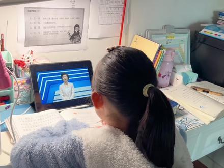 甲流爆发了!小学生停课一周,又回到了三年前上网课的时候!甲流第四天,前面3天高烧39度!因为现在有新冠复阳、甲流、支原体肺炎,孩子生病最担心的就是家长,为了确认是什么好针对治疗,第二天就找了人比较少的社区医院先抽血、咽拭子化验🧪,结果是甲流。医生开了抗病毒的奥司他韦、退烧的美林、小儿豉翘,但是第二天第三天持续高烧39度,美林药效也缩短到2个小时,然后又起烧。老父亲就开始查物理退烧,推清天河水200-300次,提醒多喝水,按照医嘱用药,就这样慢慢体温第四天开始降下来,希望所有的病毒都走开,大家都平安健康#甲流 #病毒快走开 #物理降温 #家长必读 #记录真实生活