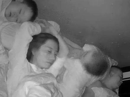 估计又不想联系你妈妈,所以想了个两全其美的办法…… #睡姿百态 #谁的被窝里没有两小可爱 #小孩子