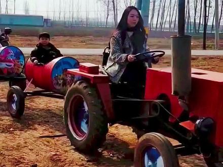 拖拉机新玩法,还孩子有趣的童年#搞笑配音 #搞笑视频 #专治不开心