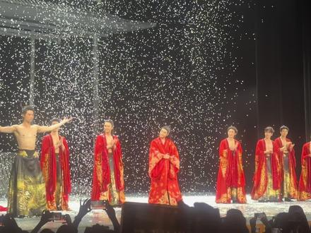 #全体演员谢幕 没穿裤子那帅哥赢得了全场尖叫#叹春风 #每一个舞台都值得纪念