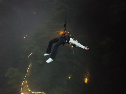 骚坑 已跳不欠!#极限运动夜间挑战 #猴耳天坑 #蹦极