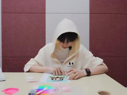 这个礼物真的好用心啊#真全程姨母笑系列 #认真做手工的小男孩 #整活式安利 #凝聚力 #TF家族四代