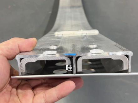 透过丰田赛那原车的前保险杠防撞梁看安全性能指标,其实不科学的,汽车是整体工程力学综合系统!安全驾驶才是第一!#专业的事交给专业的人 #丰田赛那 #格瑞维亚 #丰田赛那有哪些优缺点 #赛那