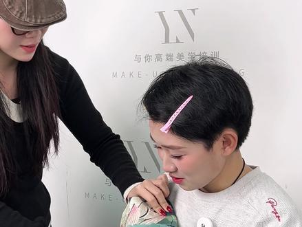 天天问我咋不留长头发,天天问 我今个豁出去了 约了个化妆师…#潢川 #爆改 #化妆学校 #与你美学 #潢川小明