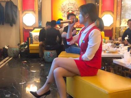 今晚哥几个出来喝酒,这个公主唱歌太好听了。