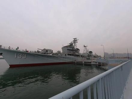 第一次进驱逐舰水兵仓,甲板下有窗户,你猜这个小空间住多少人?