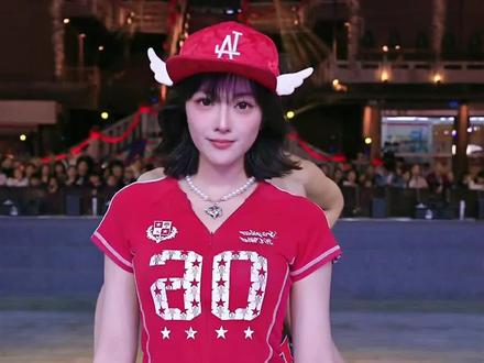 红豆出场,嗨翻全场,你去直播间支持红豆了吗? #红豆 #万能豆 #红豆户外直播现场 #红豆大舞台
