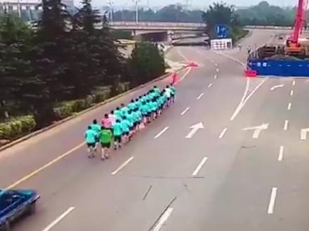 嚣张暴走团横行霸道,制造噪音无视红绿灯,最终被女司机直接撞飞 #暴走团 #女司机 #真实案件