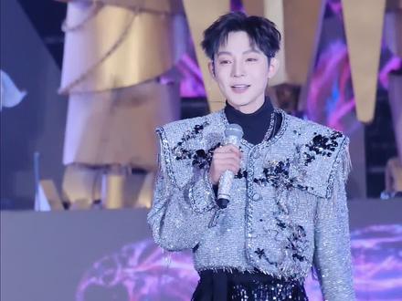 喊麦歌手【高迪】现身开封,带着十万人把爱留在万岁山!#高迪 #万岁山江湖音乐节 #万岁山武侠城 #高迪来攻打万岁山了 #万岁山武侠城春节大庙会