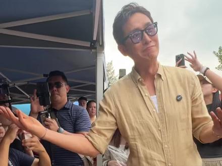 马德钟:老莫,我只能帮到这里了 马德钟吃完莫氏鸡煲后,替老莫“劝退”吃货。一身“反骨”的吃货:肯定好吃!