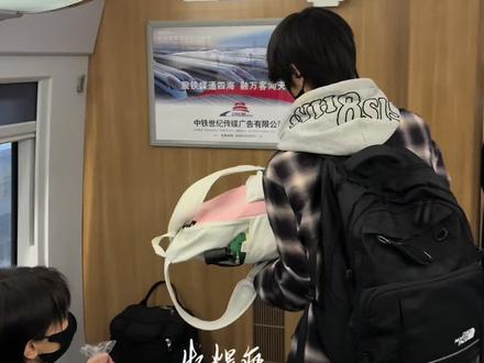 乖乖帮妈妈放行李的小东东#李煜东