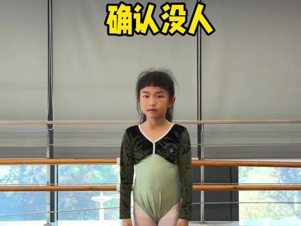 《误闯天家》戏腔起,宝贝们穿练功服,自创手势舞“误闯”镜头。小手比划是探索艺术,身体摇摆是快乐表达,别问我们跳的是什么,我们跳的是快乐!#误闯天家 #中国舞 #舞蹈课堂