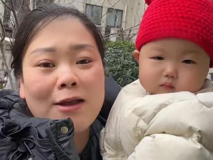 我听取广大网友的建议……肉蛋衣服到底能不能放在洗手台里洗……#就想说点大实话 #宝宝衣服怎么洗 #拍作品我是认真的 #日常vlog @DOU+小助手