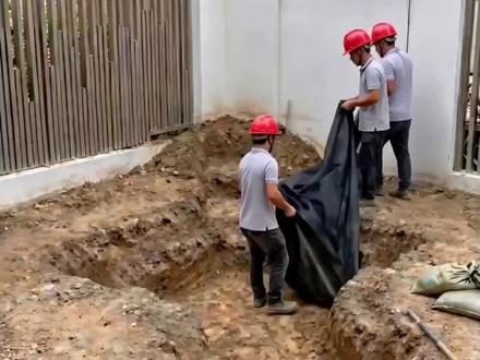 想要自建庭院生态鱼池,得先做好基础防水,杜绝渗水漏水,在配齐循环过滤系统,从根源抑制水藻,最后垒石造景,这样后期养护更省心#花园施工 #鱼池假山设计施工 #庭院施工 #庭院设计 #造园记
