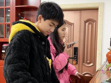 老妈突然身体不舒服住院了... 乐乐岩怡听了立马过来一起照顾老妈,不止给老妈煲了粥,还给我也带了饭,真是暖心!#家庭日常