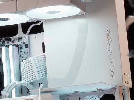 桌面摆件有专属展台?几何未来 Model 5 机箱装机秀 配置规格:
--------------------------------------------------------------
- **显卡**:技嘉 RTX 5080 AERO
- **CPU**:AMD 锐龙 7 9800X3D
- **机箱**:几何未来 Model 5
- **一体式水冷散热器**:利民全景 360 一体式水冷 SE(TRYX Panorama 360 AIO SE)
- **主板**:微星 X870E Edge Ti WiFi 主板
- **内存**:科赋 32GB CRAS V RGB 6400MHz DDR5 内存
- **固态硬盘**:三星 990 Pro 1TB M.2 固态硬盘
- **机箱风扇**:几何未来 Squama 2503 140mm 机箱风扇
- **电源**:追风者 Revolt 1000W 80+ 白金认证电源
- **电源线缆套件**:Revolt 白色电源线缆套件
- **AM5 防弯框架**:AM5 防弯框架
--------------------------------------------------------------
工具:
--------------------------------------------------------------
- **电动工具**:小猴 LED 显示屏无线电钻
- **清洁工具**:小猴电动吸尘器及气吹
- **电动工具**:小猴电动螺丝刀
- **维修工具套件**:iFixit 专业技术工具套件
- **音效服务**:Epidemic Sound 音效平台
- **测量工具**:激光水平仪
#diy电脑 #装机 #电脑装机 #海景房主机 #台式电脑