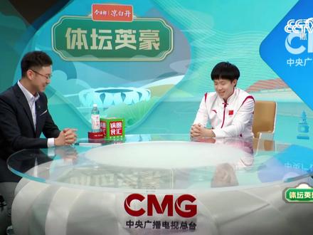 【莎头】“汹涌而来红尘万千 我只向你沉湎”
补充:可能有一部分素材新了解的朋友可能看不懂
1:00是休斯顿世乒赛结束之后大合照时间 女队其他人都有主管教练叫他们去一起合照 而大头叫了当时没有固定主管教练的莎莎和自己当时的主管教练国正一起合照
1:56是当时大头禁赛三个月上来打比赛很紧张 但是莎莎还是在采访里说很相信他
3:08是今年卢布尔雅那站男单决赛大头输小胖了有点失落莎莎去和他击掌安慰他
我只是想说 这样的情谊在乒乓球队里绝对是独一份的 毫无保留的信任和无条件的安慰 真的不用特意揣测他们的关系 眼睛不是能看得很清楚吗。