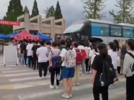 这一幕感动多少人!安徽歙县补考考生集体鞠躬致谢#2020高考直击