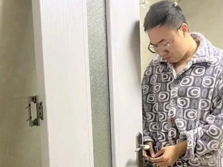 小伙爸妈寄来榛子忘了给开口器,于是小伙上演了花式开榛子…