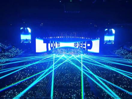 这个舞美视觉太绝了 关尔月 真有你的#梓渝 #梓渝南京演唱会 #舞美灯光 #游点意思 #舞台 cr📕蓁蓁的妈咪